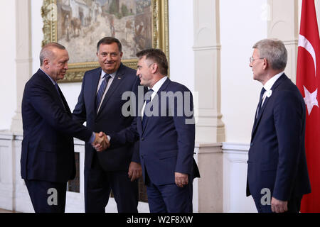 Sarajevo, Bosnien und Herzegowina. 8. Juli, 2019. Türkischen Präsidenten Recep Tayyip Erdogan (1. L) schüttelt Hände mit den von Bosnien und Herzegowina (BiH) Präsidentschaft Zeljko Komsic (2. R), mit der Anwesenheit des Vorsitzenden der Präsidentschaft von Bosnien und Herzegowina Milorad Dodik (2 L) und Mitglied der Präsidentschaft von Bosnien und Herzegowina Sefik Dzaferovic (1. R) in Sarajevo, Bosnien und Herzegowina, am 8. Juli 2019. Recep Tayyip Erdogan betonte hier am Montag, dass sein Land auch weiterhin zu unterstützen, die Stabilität, Frieden und Wohlstand von Bosnien und Herzegowina zu bewahren. Credit: Nedim Grabovica/Xinhua/Alamy leben Nachrichten Stockfoto