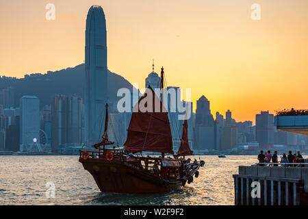 Touristische Junk und Skyline, Victoria Harbour, Hong Kong, SAR, China Stockfoto