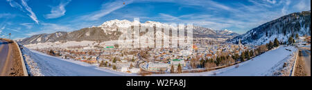 Die Ballons und die schneebedeckten Berge Schladming. Panoramablick auf Skifahren mitten in der Region Schladming-Dachstein, Steiermark, Österreich, Europa Stockfoto