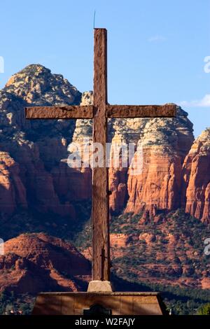 Ein hölzernes Kreuz mit den Bergen von Sedona, Arizona im Hintergrund. Stockfoto