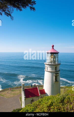 Die Heceta Head Leuchtturm auf einem klaren blauen Himmel Tag im Oktober. Stockfoto