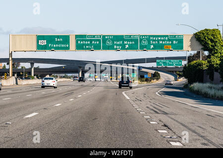 Juli 4, 2019 San Mateo/CA/USA-Reisen auf der Autobahn in der San Francisco Bay Area; Anzeichen Signalisierung nähern Interchange gebucht; San francisc Stockfoto