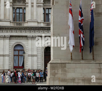 Gruppe von Touristen und ein Reiseführer in Whitehall, gegenüber dem Kriegerdenkmal an einem warmen Sommertag im Juli in London. Stockfoto