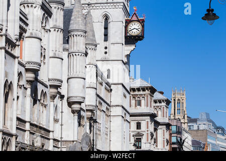 Royal Courts of Justice verzierten viktorianischen gotischen Bau, der 1882 eröffnet wurde, mit einem hohen - Großer Saal und Gerichte decken. Stockfoto