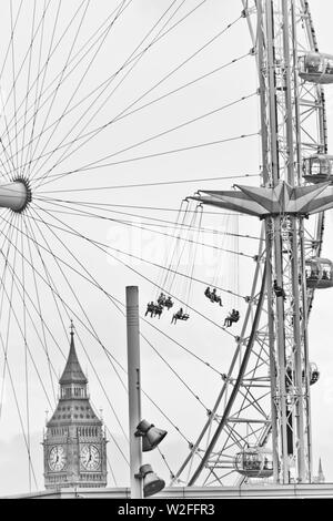 Hoch in der Luft Messegelände fahren und Big Ben, London Eye, das Parlament Stockfoto