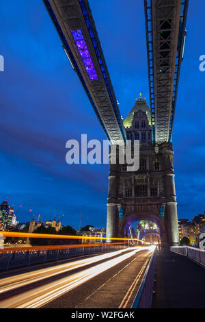 London, UK, 24. Juni 2019: Leichte Spuren von Datenverkehr, der über die berühmte Tower Bridge in London. The Gherkin Wolkenkratzer und dem Tower von London Stockfoto