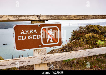 Bereich geschlossen Schild an der Pazifik Küste im Marin Headlands, Marin County; Golden Gate Bridge von Nebel im Hintergrund sichtbar; San Stockfoto