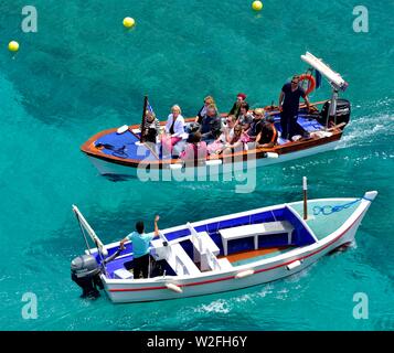 Touristen Rückkehr aus eine Tour durch die Höhlen, Agios Spiridon Strand, Agios Spiridon Bay, Paleokastritsa, Korfu, Griechenland, Ionian Stockfoto