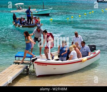 Touristen Rückkehr aus eine Tour durch die Höhlen, Agios Spiridon Strand, Agios Spiridon Bay, Paleokastritsa, Korfu, Griechenland, Ionian Stockfoto