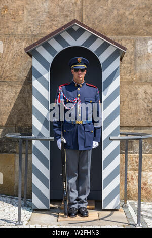 Prag, Tschechische Republik - 26. Mai 2018: Die schutzvorrichtung der Ehrengarde im Präsidentenpalast in der Prager Burg, Tschechien. Stockfoto