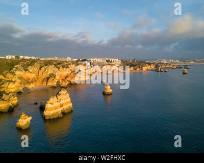 Algarve Antenne drone Panoramablick. Erstaunliche Landschaft bei Sonnenaufgang. Schöner Strand in der Nähe von Lagos, Algarve, Portugal. Marine mit Cliff Felsen. Stockfoto