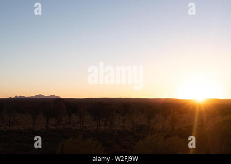 Sonnenuntergang im Northern Territory, Australien mit der Olgas (Kata Tjuta) im Hintergrund. In den Uluru Nationalpark genommen Stockfoto
