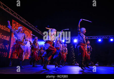 (190708) - GAZA, Juli 8, 2019 (Xinhua) - Palästinensische Tänzer die Folklore Tanz 'Dabka' in Palästina internationale Festival 2019, in Gaza, den am 8. Juli 2019. (Str/Xinhua) Stockfoto