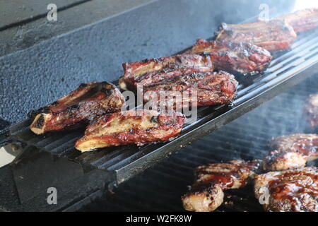 Rindfleisch Rippen in der Soße kochen auf einem Grill abgedeckt. Stockfoto