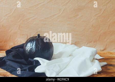 Eine grosse schwarze Kürbis auf Schwarz und Weiß Background. Herbst, Halloween und Thanksgiving Konzept. Kopieren Sie Platz für Text. Bild für den Hintergrund. Stockfoto