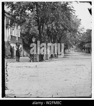 Charleston, South Carolina. Blick nach Osten von der Ecke der Meeting Street & Broad Street. Rathaus im Vordergrund als Provost Guard House Stockfoto