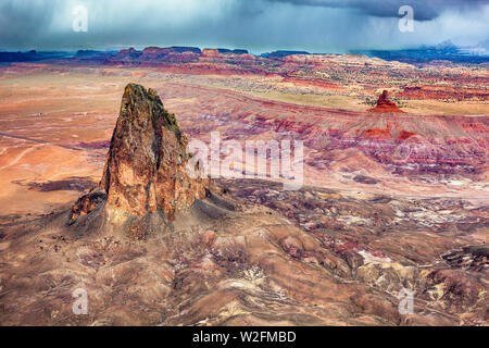 Luftaufnahme von Agathla Peak (El Capitan), ein shiprock Mountain in der Wüste von Arizona in der Nähe von Monument Valley. Stockfoto
