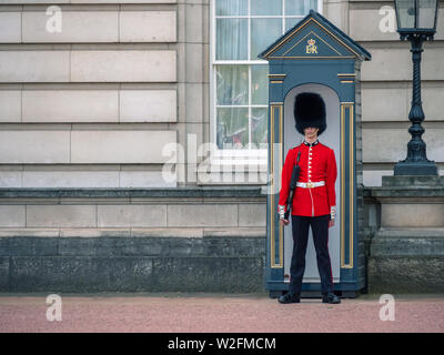 Englisch guard patrouilliert am Buckingham Palace Stockfoto