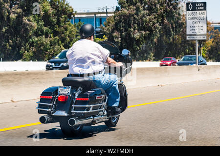 Juli 4, 2019 Redwood City/CA/USA - Biker reiten ein Harley Davidson Motorrad auf der Autobahn, auf der Carpool Lane; San Francisco Bay Area. Stockfoto