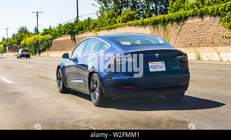 Juli 4, 2019 Redwood City/CA/USA - Das Modell 3 Tesla fahren auf der Autobahn in der San Francisco Bay Area. Stockfoto