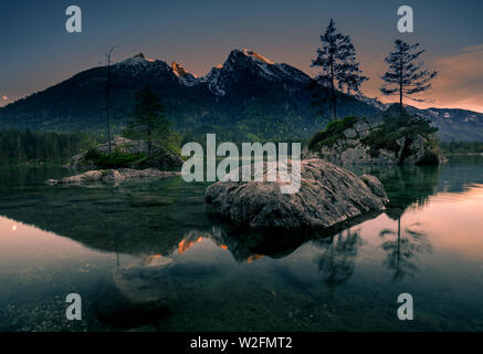 Erstaunlich morgen Landschaft auf dem Hintersee mit alpinen Gipfeln auf dem Wasser spiegelt sich im Frühling Stockfoto