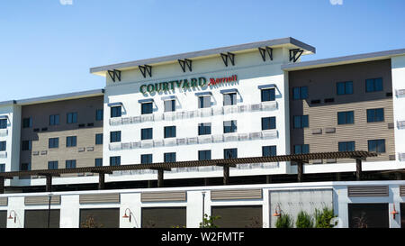 Juli 4, 2019 Redwood City/CA/USA - Außenansicht des Courtyard Marriott Hotel Stockfoto