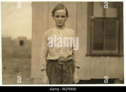 Charlie Lott 13 Jahre alt Abnehmerantrieb in Cotton Mill bei West. Seine Familie Record sagt, 12. März 1900 geboren. Arbeitet seit einem Jahr in der Mühle am Lorbeer, Fräulein kam hier vor kurzem und Stockfoto