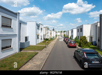 Torten Immobilien Dessau Rosslau von Walter Gropius das Bauhaus konzipiert. Links: Kleinring 3-5-7, Kleinring 5 hat das ursprüngliche Aussehen wieder hergestellt. Stockfoto