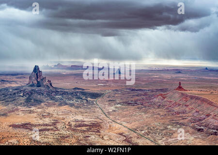 Luftaufnahme von Agathla Peak (El Capitan), ein shiprock Mountain in der Wüste von Arizona in der Nähe von Monument Valley. Stockfoto