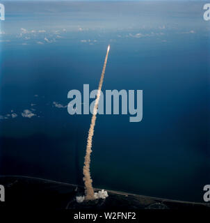 (29 Juli 1985) - - - ein Luft-zu-Luft Blick auf das Space Shuttle Orbiter Challenger, seine zwei Solid Rocket Booster und externen Kraftstofftank Momente nach dem Start von Pad 39A am Kennedy Space Center (KSC). Stockfoto
