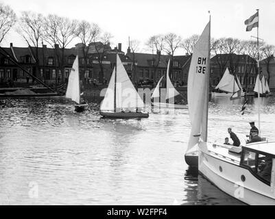 Segelyachten an der Marina von Wassersport club Helder Willemsoord Nieuwediep-Ca. 1930 Den Helder NIEDERLANDE Stockfoto