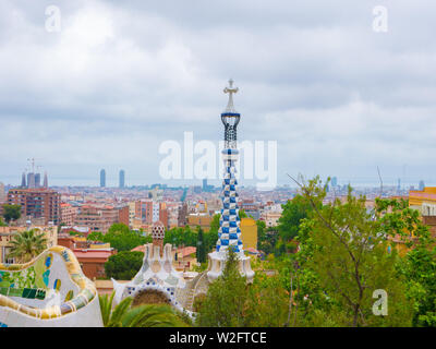 Barcelona, Spanien. Mai 2019. Farbenfrohe Architektur von Antonio Gaudi. Parc Güell ist der wichtigste Park in Barcelona. Spanien Stockfoto
