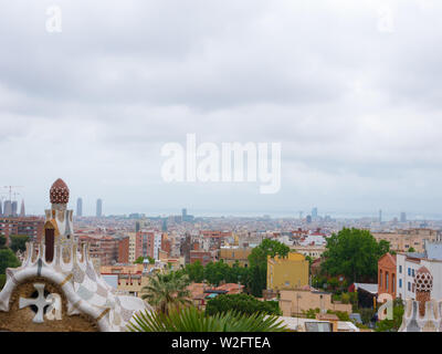 Barcelona, Spanien. Mai 2019. Farbenfrohe Architektur von Antonio Gaudi. Parc Güell ist der wichtigste Park in Barcelona. Spanien Stockfoto