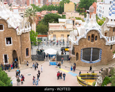 Barcelona, Spanien. Mai 2019. Farbenfrohe Architektur von Antonio Gaudi. Parc Güell ist der wichtigste Park in Barcelona. Spanien Stockfoto