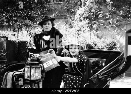 Eva Braun Collection (Album 5) - Frau in carraige Holding ein Nazi Flag Ca. 1930s oder 1940s Stockfoto