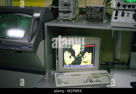 Eine Nahaufnahme eines digitalen Monitor in der Bekämpfung von der Coastal Patrol Schiff USS TEMPEST (PC-2). Der Navigator können Diagramme in den Computer zu scannen und ein digitales Bild auf dem Monitor. Auf der linken Seite befindet sich die Anzeige für die Sperry RASCAR Navigation/Oberfläche suche Radarsystem. Das Schiff ist im Washington Navy Yard festgemacht und ist offen für öffentliche Führungen. Stockfoto