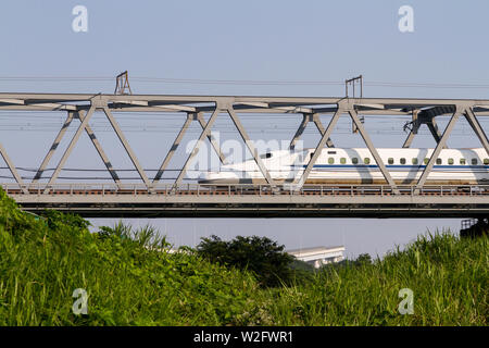 Ein shinkansen (Hochgeschwindigkeitszug) der Serie N700 auf einer Brücke in der Nähe von Samukawa im ländlichen Kanagawa, Japan. Stockfoto