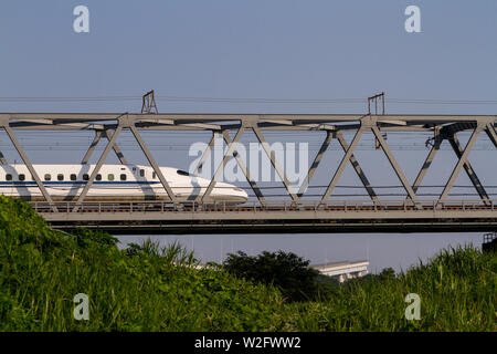 Ein shinkansen (Hochgeschwindigkeitszug) der Serie N700 auf einer Brücke in der Nähe von Samukawa im ländlichen Kanagawa, Japan Stockfoto