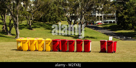 Mülleimer und Toiletten auf dem Weihnachtsmarkt im Park event, Auckland, Neuseeland Stockfoto