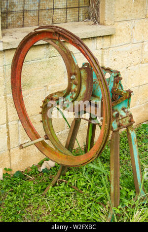 Alte landwirtschaftliche Maschinen rosten und verlassen Stockfoto