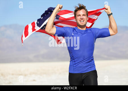 Erfolgsrezept - Läufer anfeuern mit USA-Flagge feiert den Sieg. Fit amerikanische männliche Sieger fitness laufenden Modell in der Feier von Erfolg gewinnen. Gesichtsausdruck zeigen Erfolg. Stockfoto
