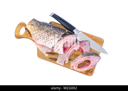 Geschnittenem rohen Fisch auf Holz Schneidebrett. Stockfoto