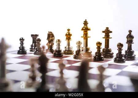 Ganze Gruppe von Weißen und Schwarzen Schachfigur Schachfigur auf dem Schachbrett Stockfoto
