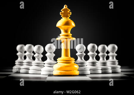 Golden King chess vor der Spielfigur auf dem Schachbrett Schach Stockfoto