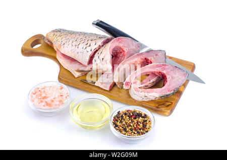 Geschnittenem rohen Fisch auf Holz Schneidebrett. Stockfoto