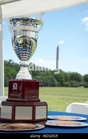 Trophäe für Bezirk Cup Polo Match in Washington DC im Juni 2019 mit Washington Monument im Hintergrund Stockfoto
