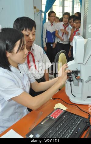 Prüfung neuer Student Brillen in Kon Tum (6949470078). Stockfoto