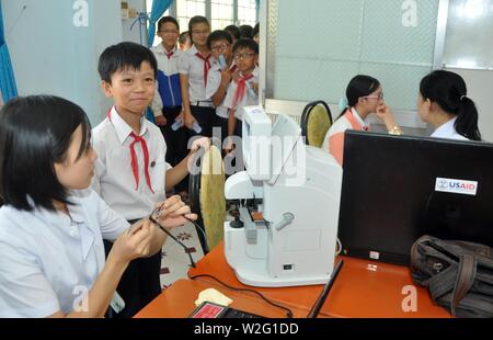 Prüfung neuer Student Brillen in Kon Tum (6949471748). Stockfoto