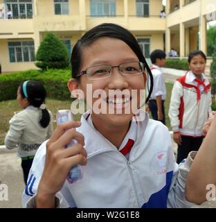 Prüfung neuer Student Brillen in Kon Tum (6949470856). Stockfoto