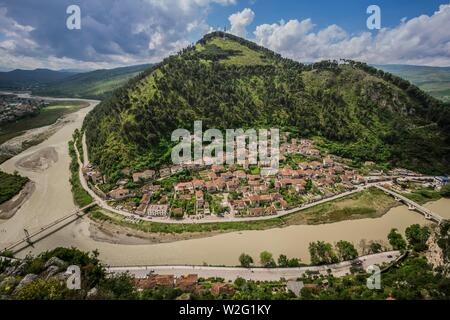 Blick auf die hügelige Landschaft mit Gorica Stadtteil am Fluss Osum, Berat, Albanien Stockfoto